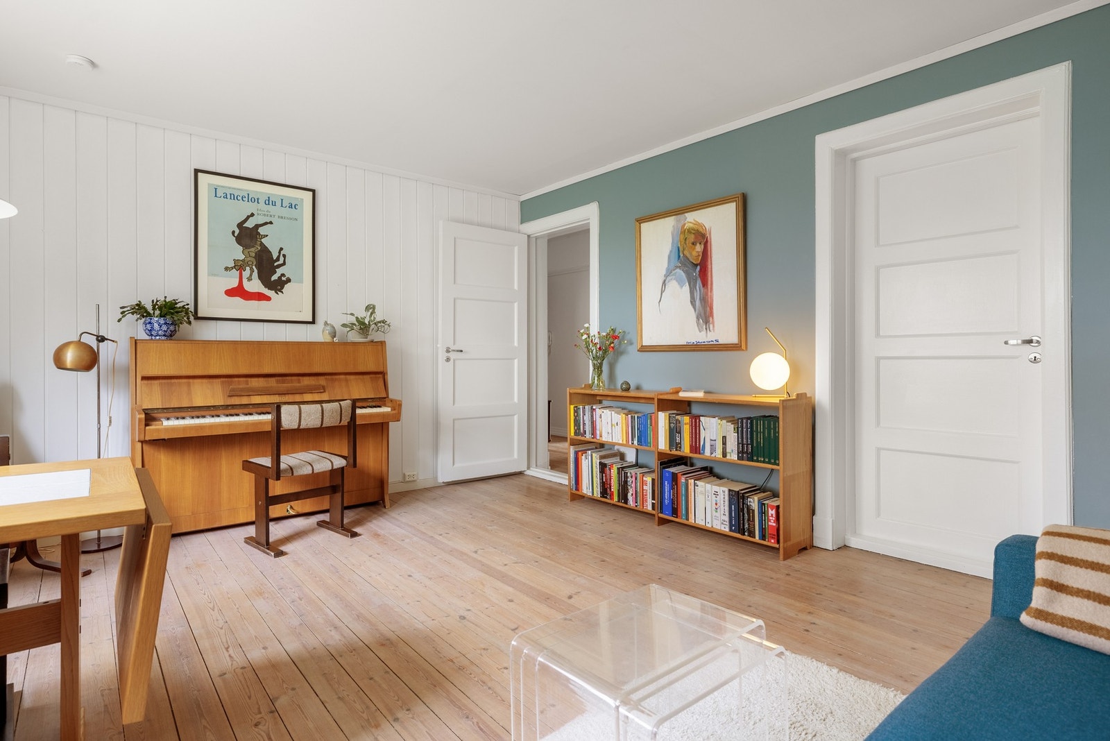 Stue, gang og soverom har et lekkert originalt tregulv. Galleribilde