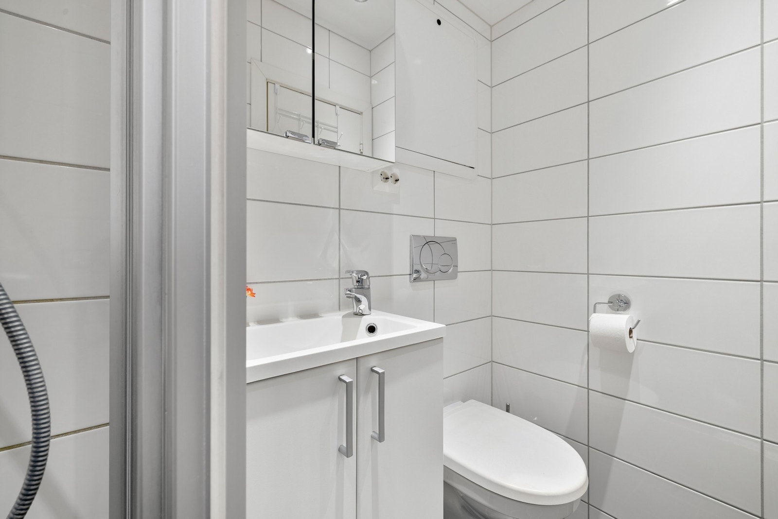 Rommet har takplater i himling med innfelte downlights. Galleribilde