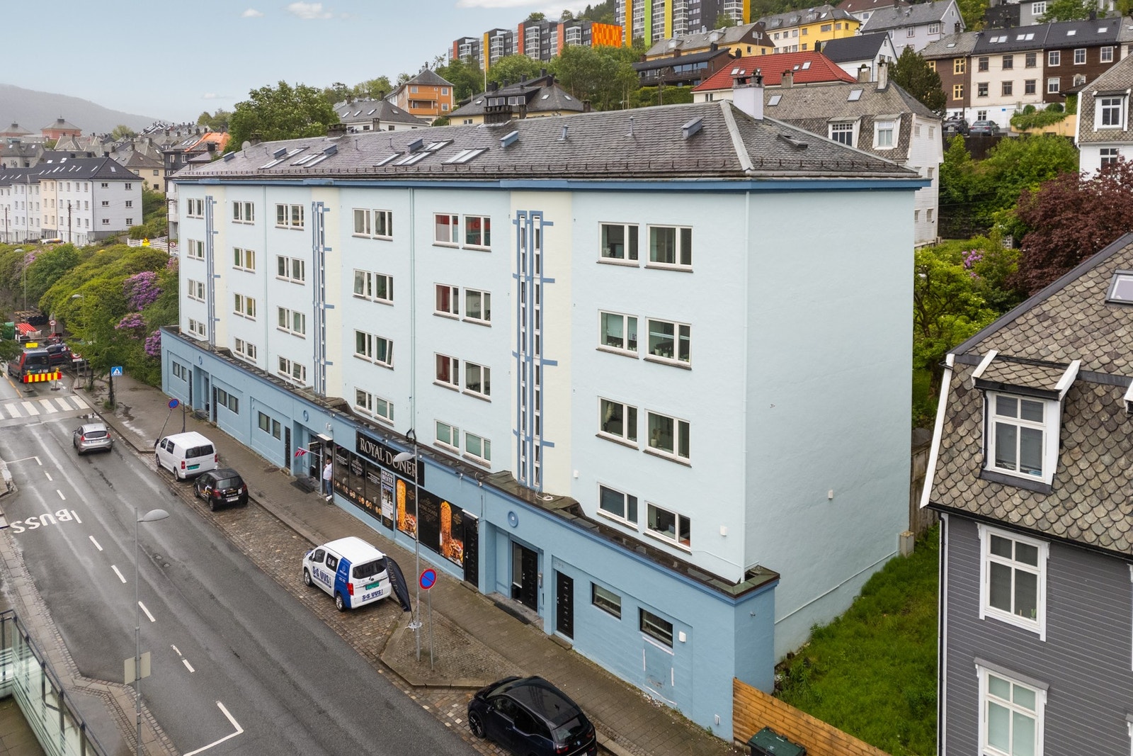 Leiligheten har en ypperlig beliggenhet i et urbant miljø med nærhet til Bergen sentrum, matbutikker, spisesteder, treningsmuligheter, kollektivtransport og studieinstitusjoner. Galleribilde