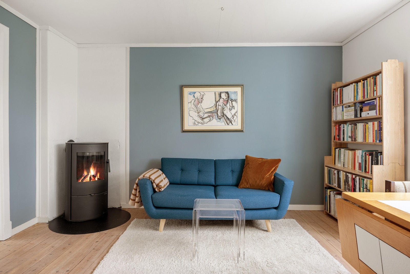 Kjernen i boligen består av en lys stue. Stuen måles til 18,9 kvm og kan innredes med både sofa og spisebord. Galleribilde