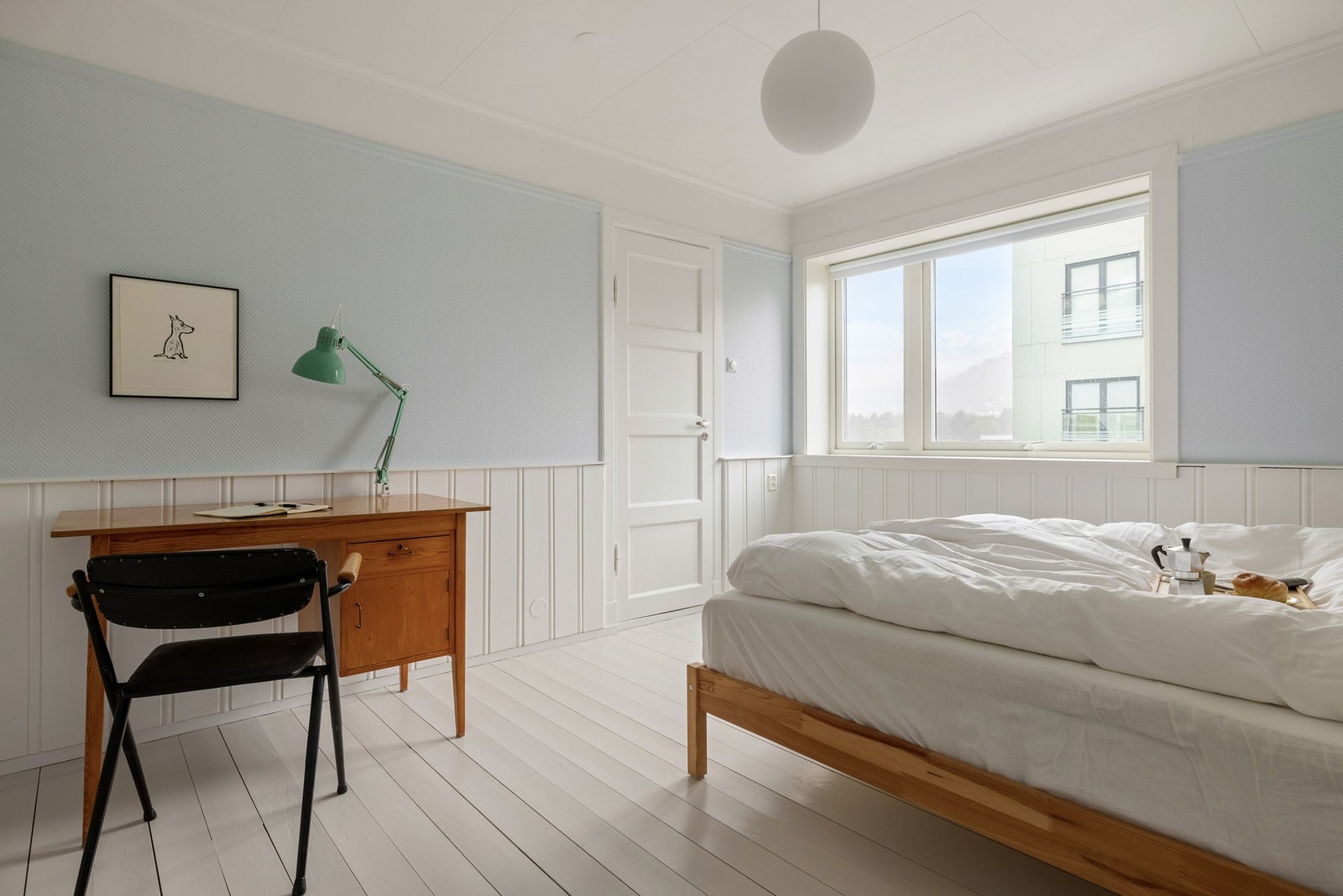 Soverommet har også 1-stavs originalt tregulv. Galleribilde