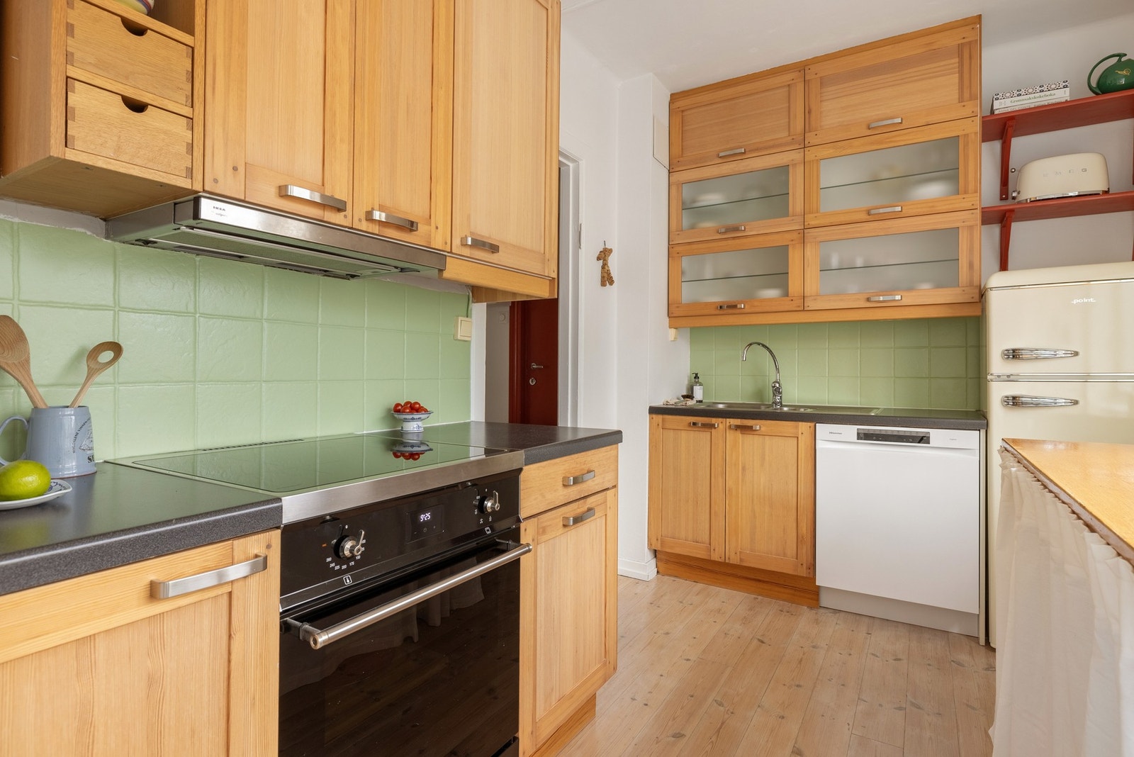 I 2024 ble det også montert en praktisk kjøkkenbenk under vinduet. Galleribilde