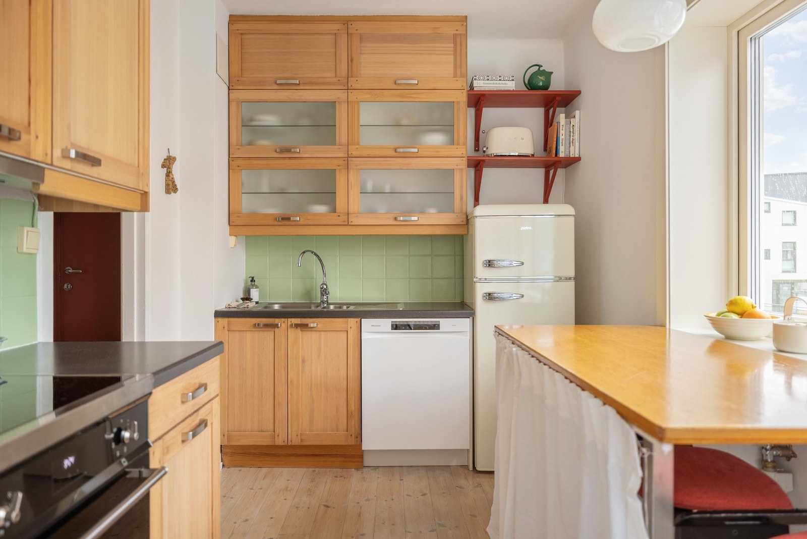 Kjøkkenet måles til 7,5 kvm og har profilerte fronter, laminat benkeplate og nedfelt vask av stål. Galleribilde