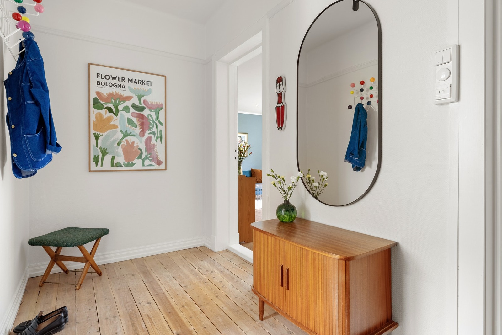 Man blir ønsket velkommen hjem i en romslig entré på 5,4 kvm. Galleribilde