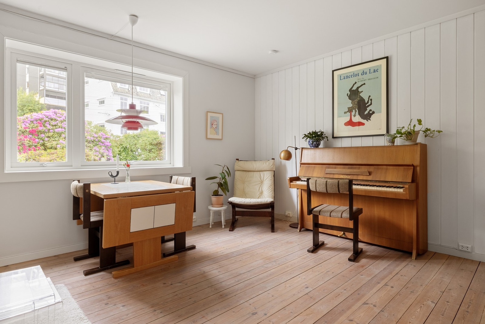 Vinduene ble skiftet i 2023. Rikelig med naturlig lysinnslipp fra stuevinduene. Galleribilde