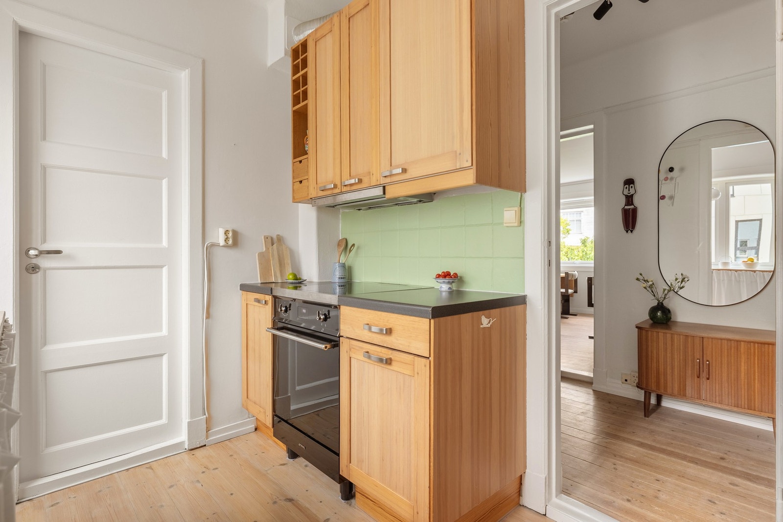 Selger opplyser at oppvaskmaskinen og komfyren var ny i 2024. Galleribilde