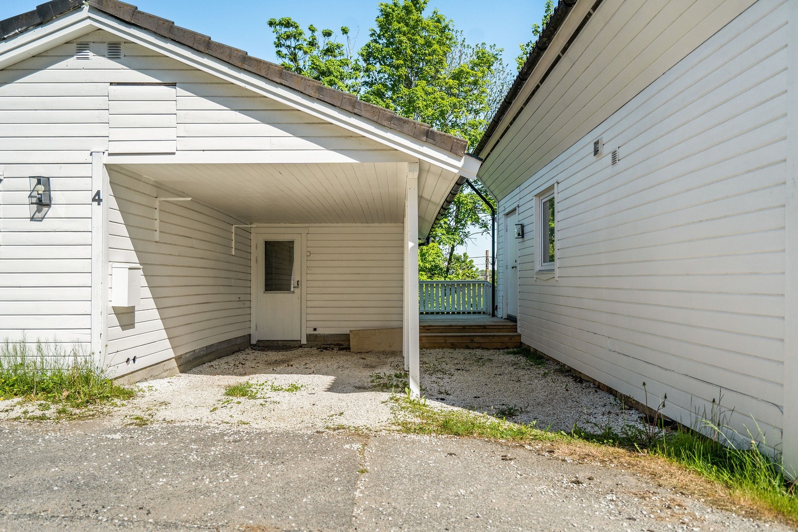 Parkering i carport. Garasjen har en eldre standard. Galleribilde