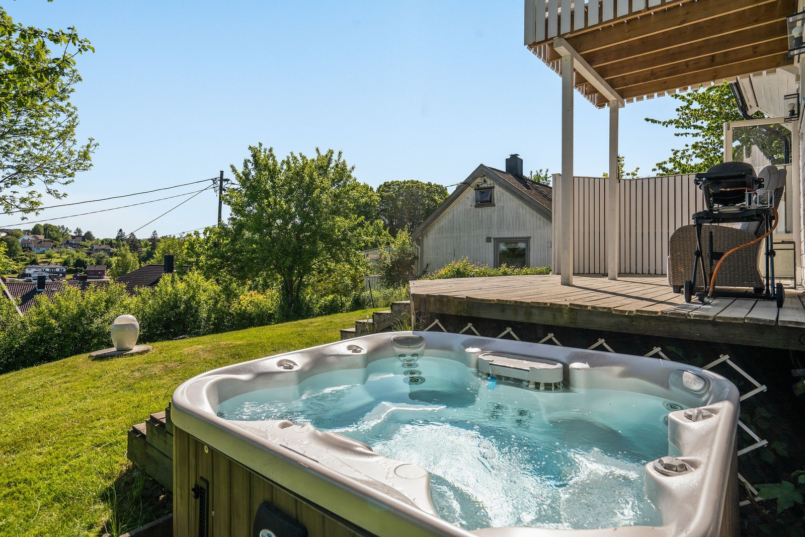 Jacuzzi medfølger salget. Galleribilde