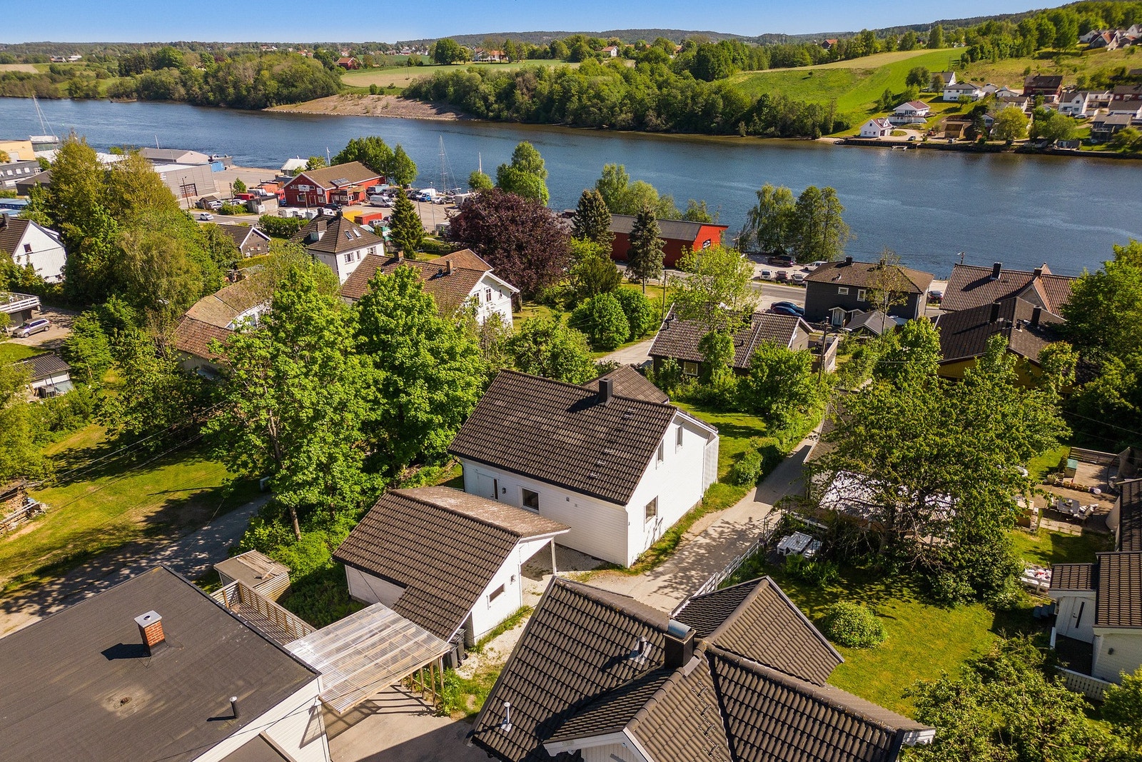 Boligen ligger tilbaketrukket og usjenert i et rolig område. Galleribilde