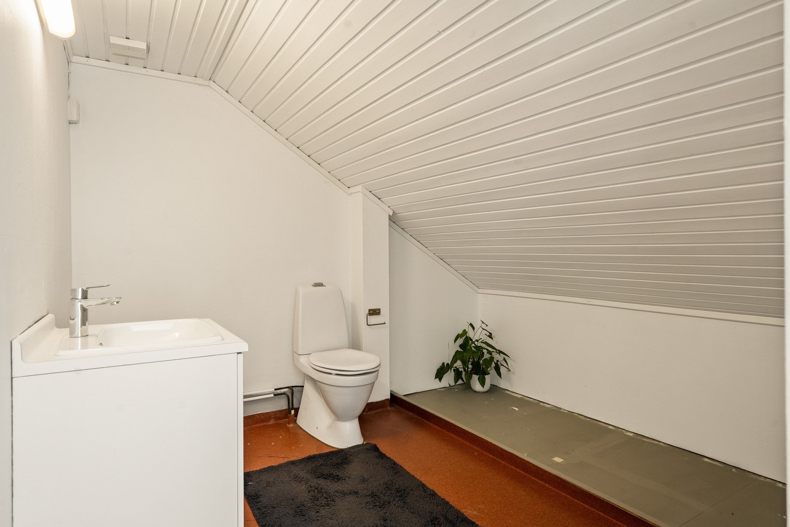 Toalettrom i andre etasje. Rommet har en eldre standard, og bør oppgraderes. Galleribilde