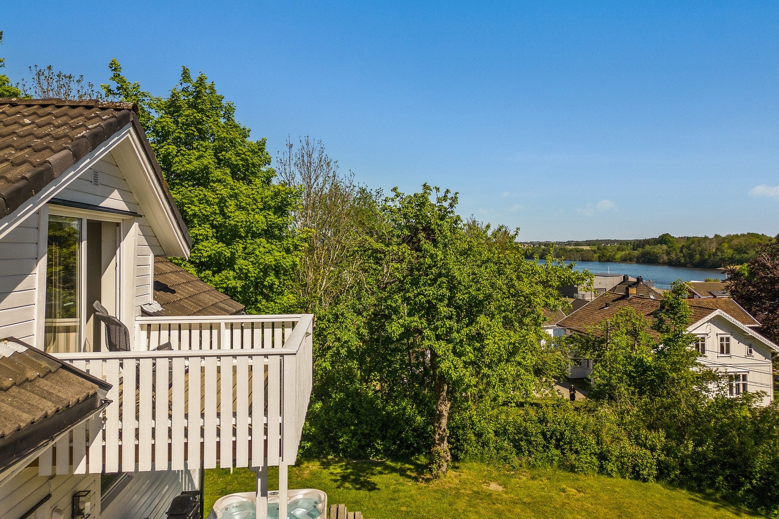 Sjarmerende og usjenert hage med utsyn mot Glomma. Galleribilde