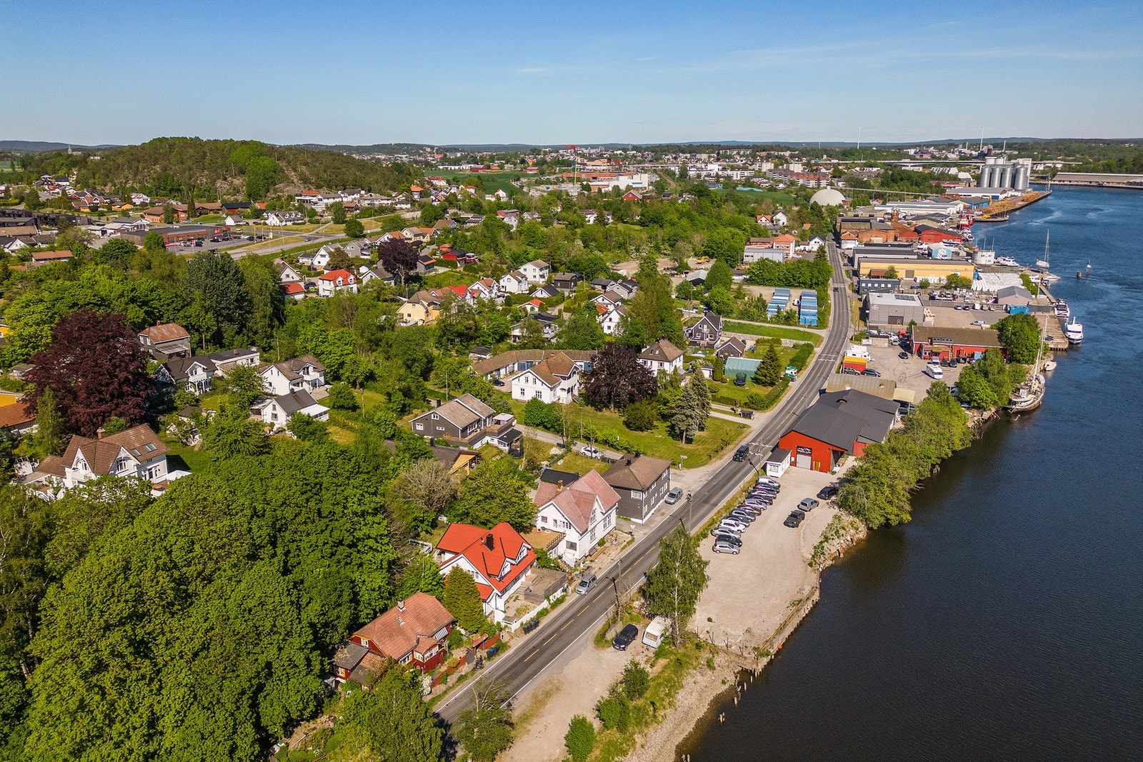 Det er kort vei til dagligvarehandel, busstopp, skoler og barnehager. Galleribilde