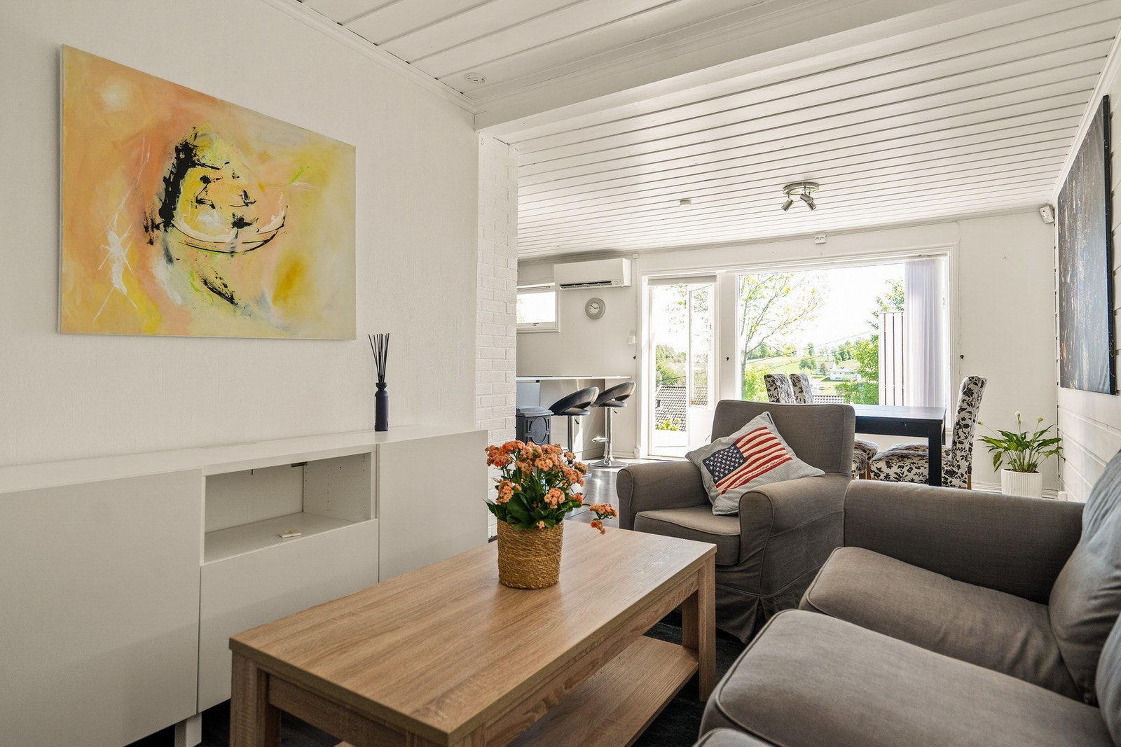 Det er varmepumpe og vedovn i stuen. Eier opplyser at det er foretatt service i 2025 på pumpen. Galleribilde