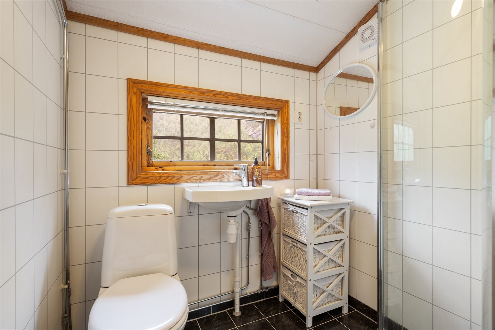 Bad (2014) med dusj, toalett og servant. El. avtrekksvifte Galleribilde