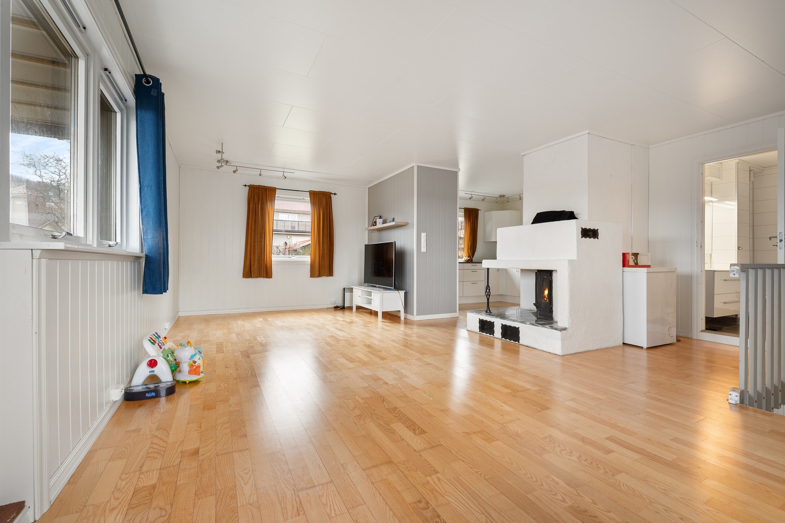 Vindusflater på flere vegger gir godt med naturlig lys Galleribilde