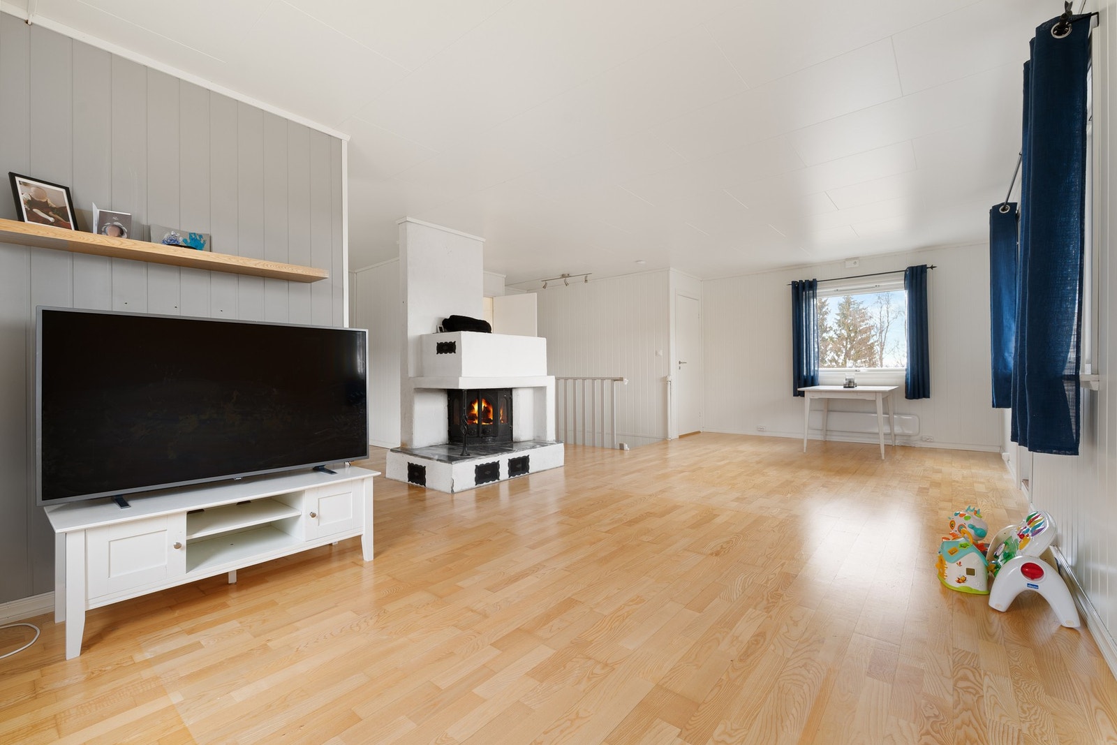 Stuen har god størrelse og lyse overflater Galleribilde