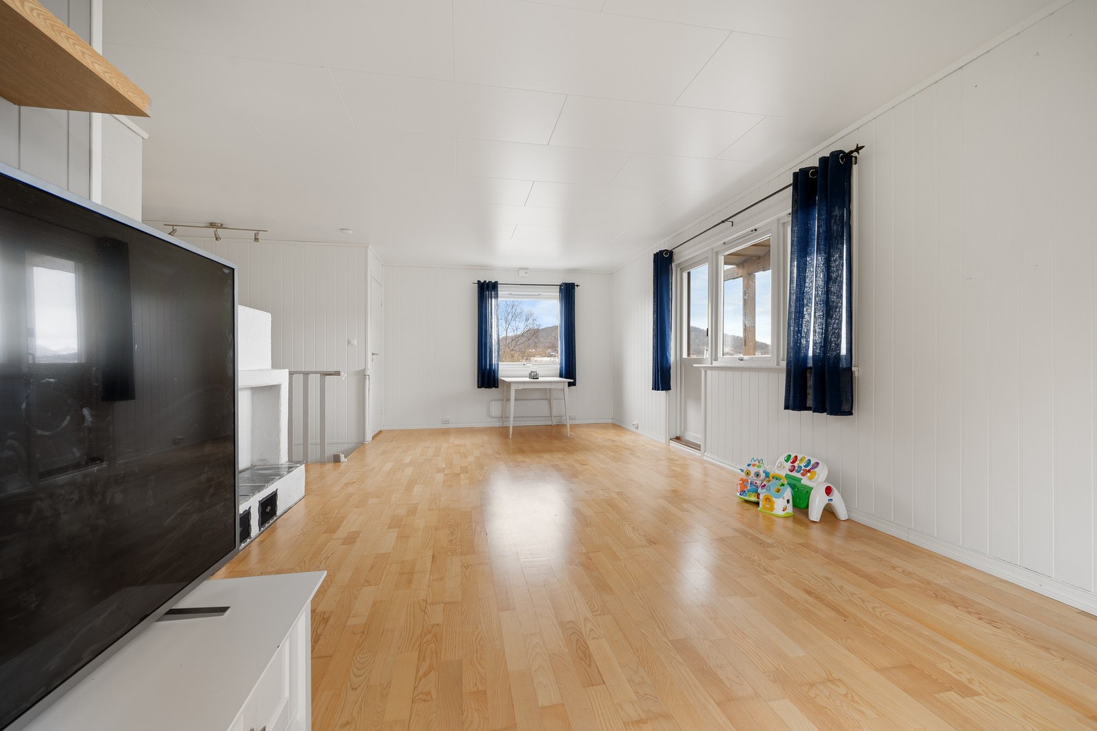 Døren til høyre tar deg ut på den sørvendte verandaen Galleribilde