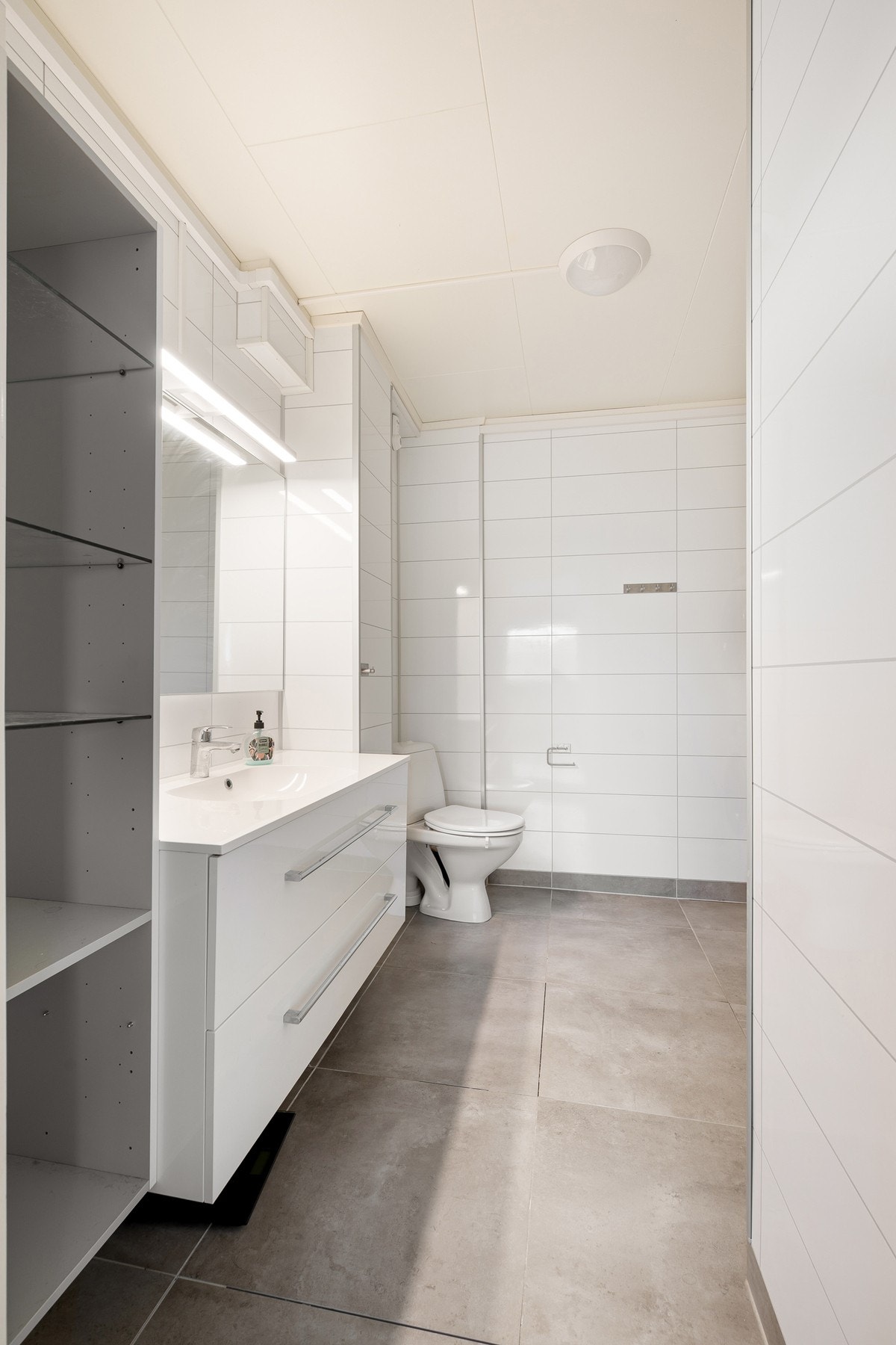 Innholdsrik baderomsinnredning med god oppbevaringsplass Galleribilde