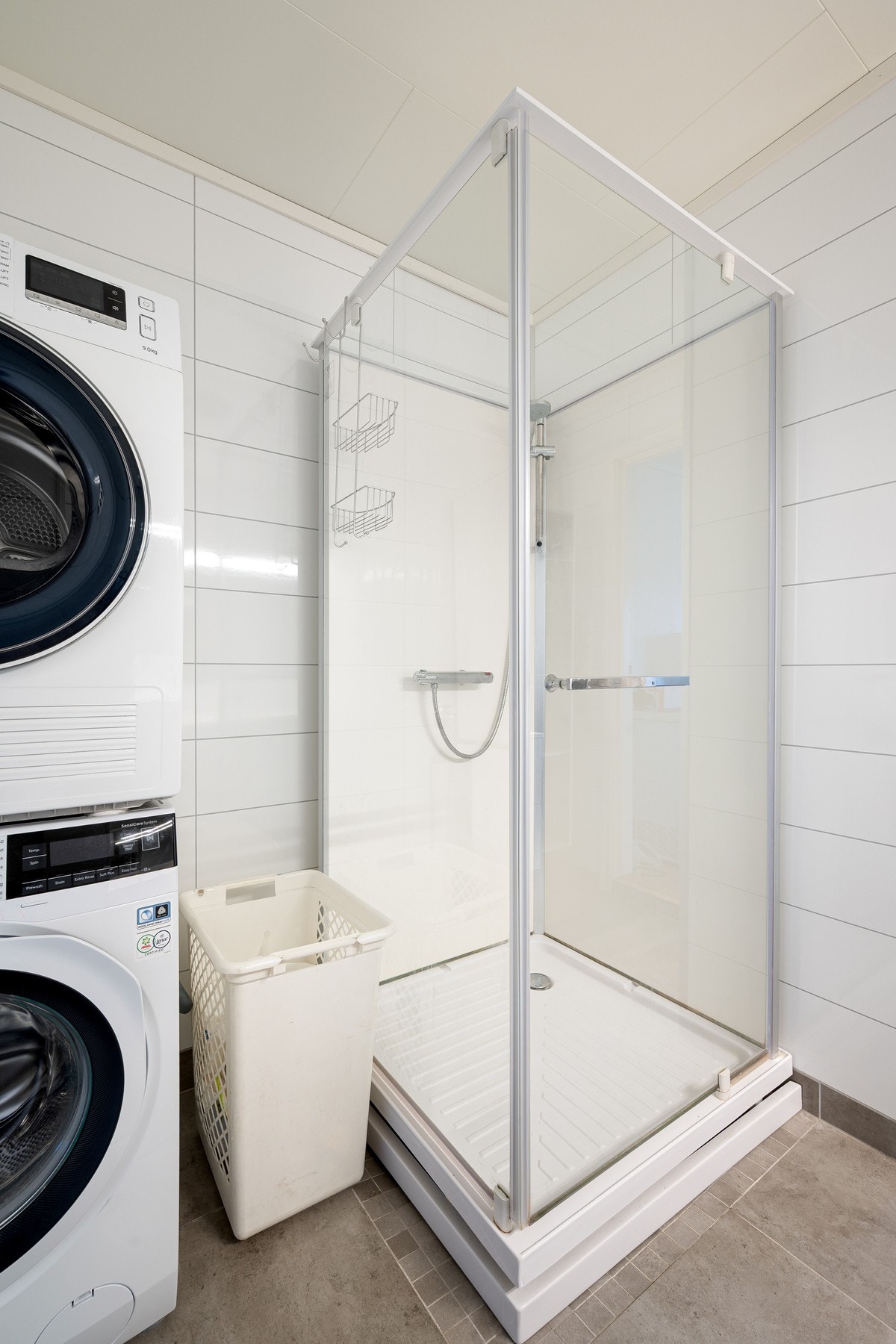 Dusjkabinett og opplegg for vask/tørk Galleribilde