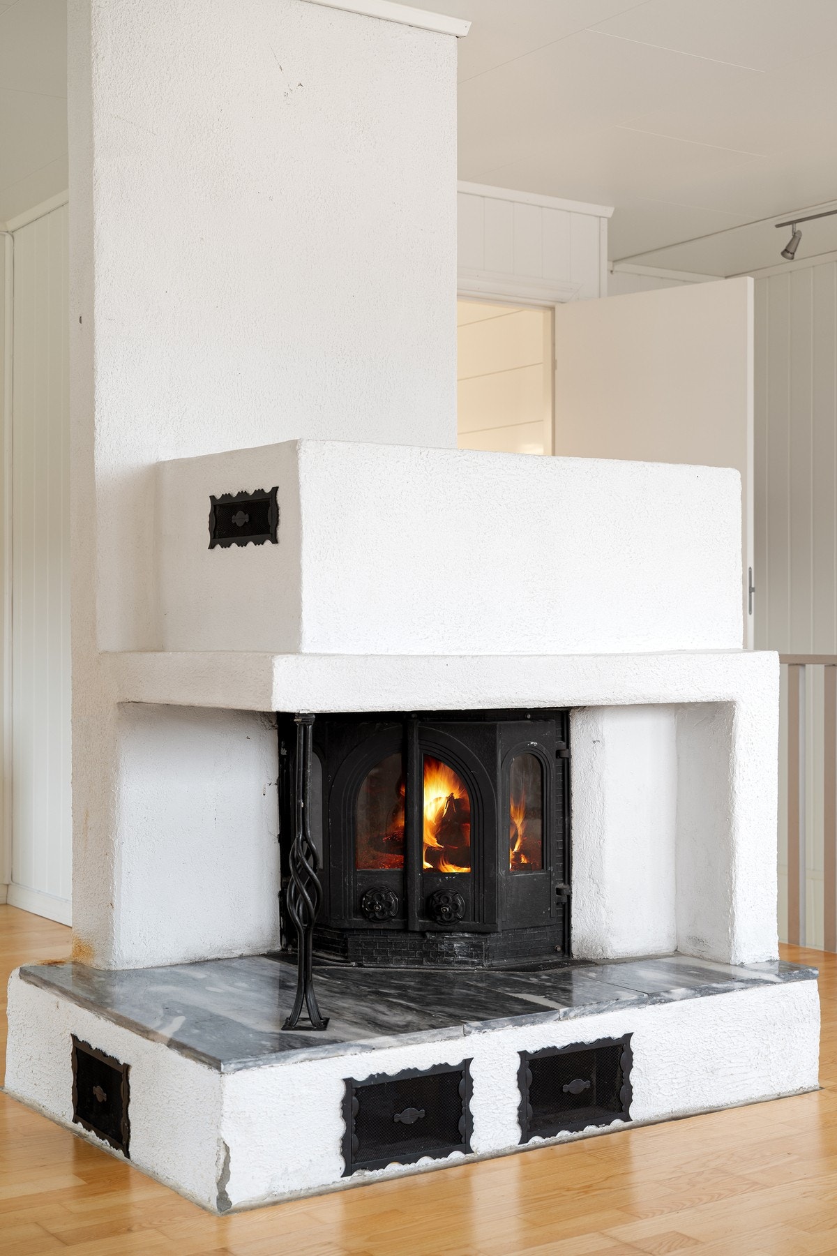 På de kalde dagene er det fint å ha vedfyring Galleribilde