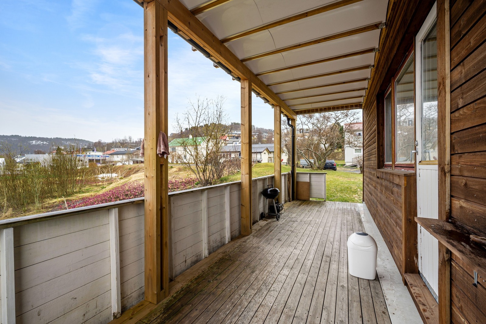 Sørvendt veranda med god solgang Galleribilde