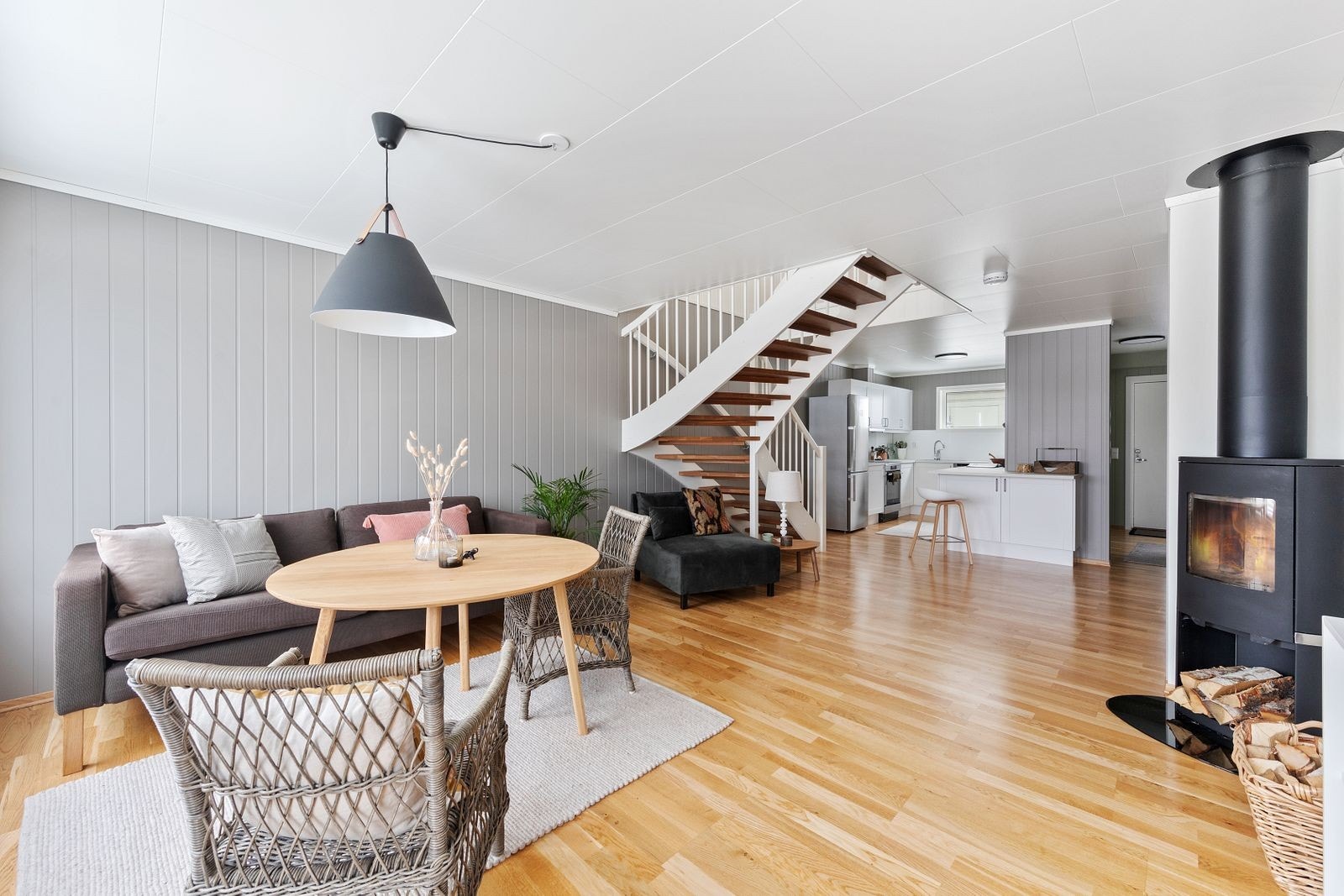 Stor og deilig stue med åpen kjøkkenløsning, godt med benke- og skapplass. Galleribilde