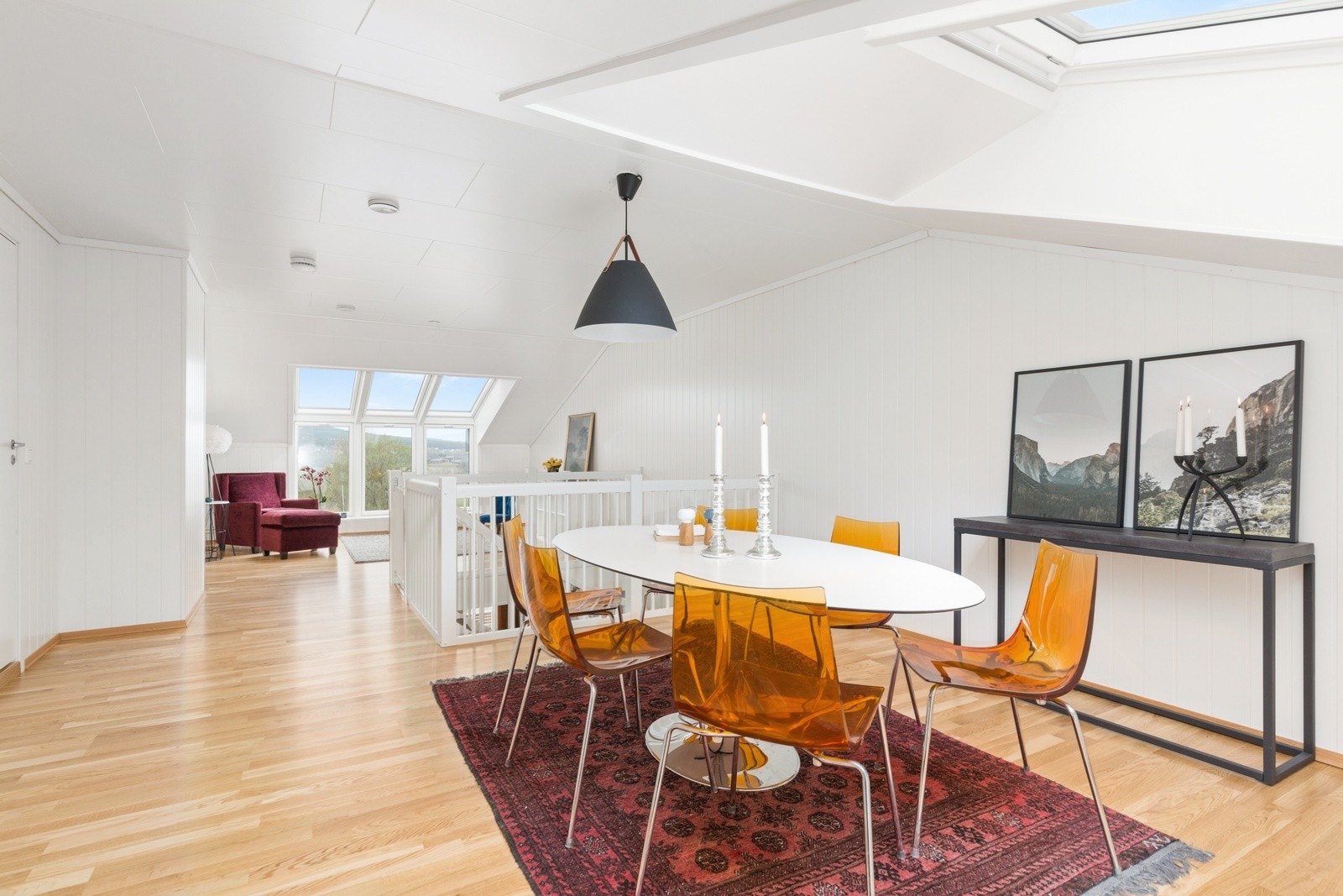 Stuen er lys og romslig stue med plass til møblement og dekor etter ønske. Galleribilde