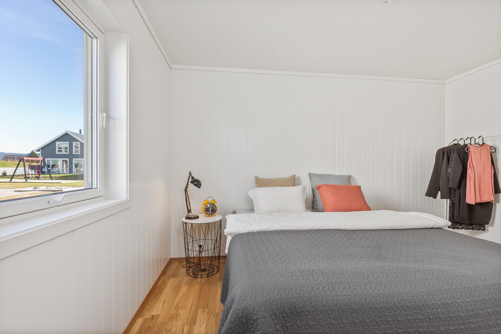 I boligen er det gode 4 soverom med plass til dobbeltseng og annet ønsket møblement. Soverommene har gjennomgående stil med eikeparkett på gulv og MDF- plater på vegger. Galleribilde