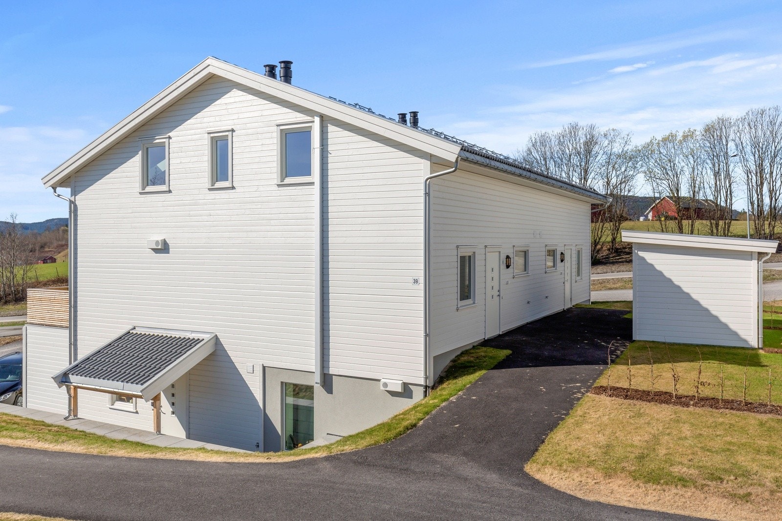 Boligen ligger fint og landlig til på Langkåshaugen med kort gangavstand til Bøs sentrumsgater, med kjøpesentre og butikker, kafeer og restauranter, treningssenter, apotek og legesenter. Galleribilde