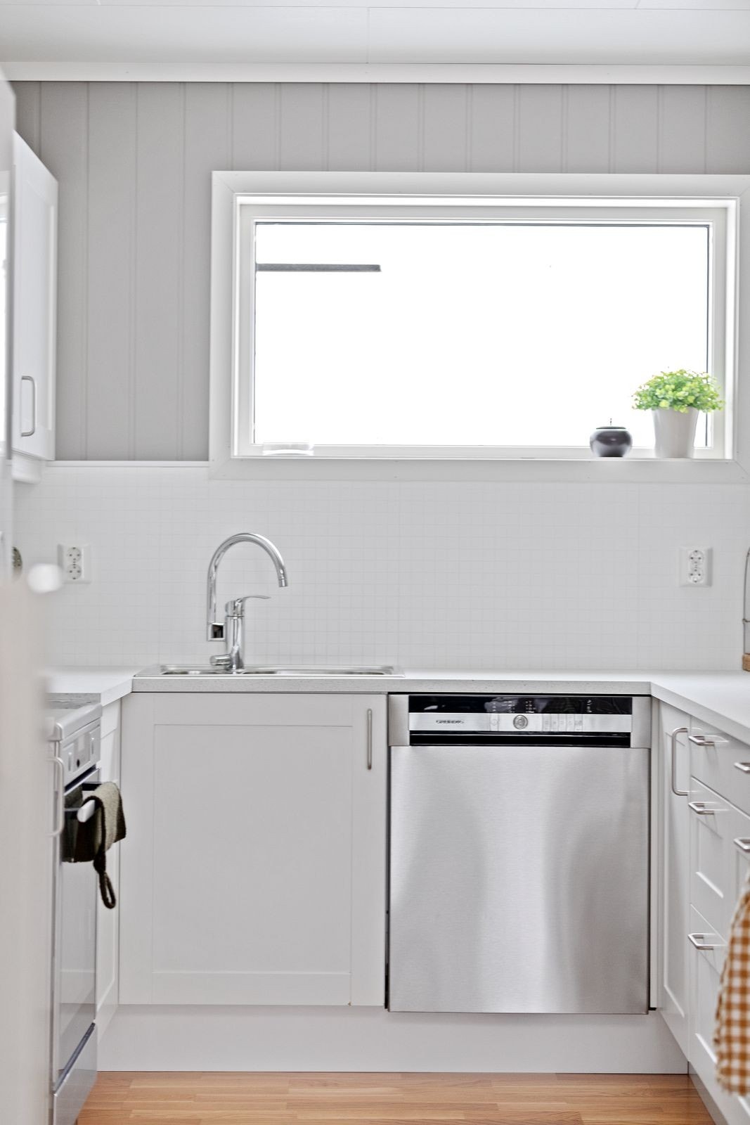 Innredningen har avtrekksvifte og frittstående oppvaskmaskin. Det er avsatt plass til komfyr og kjøleskap. Over komfyren er det ventilasjon med avsug ut i det fri gjennom taket. Galleribilde