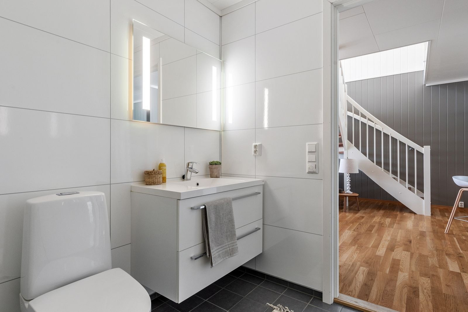 Pent bad med flis på gulv og våtromsplater på vegger. Galleribilde