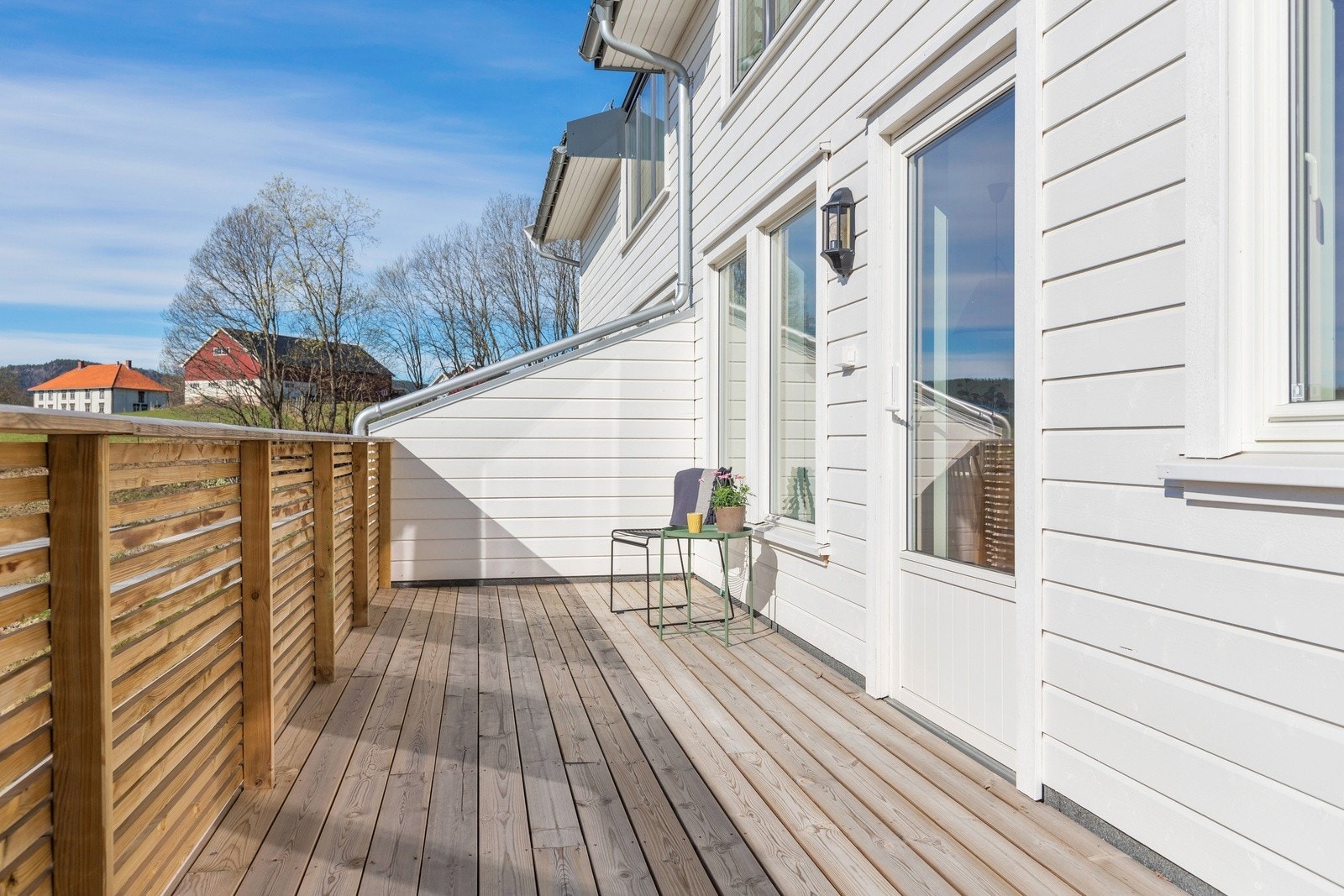 Her er det plass til ønsket utemøblement, perfekt for besøk av venner og bekjente. Galleribilde