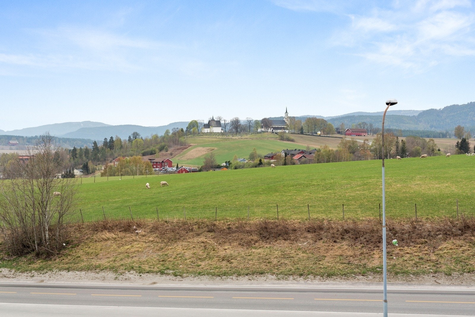 Flott utsikt utover Bø, prestegården og mot Bø Kyrkje. Galleribilde