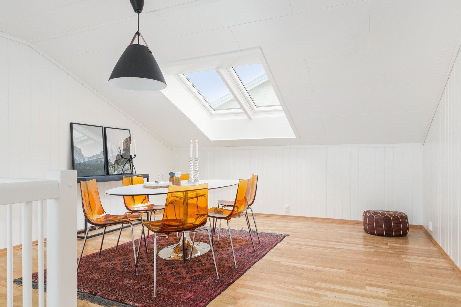 Når du går opp trappen i 1.etasje kommer du opp til boligens hyggelige stue i 2.etasje. Galleribilde