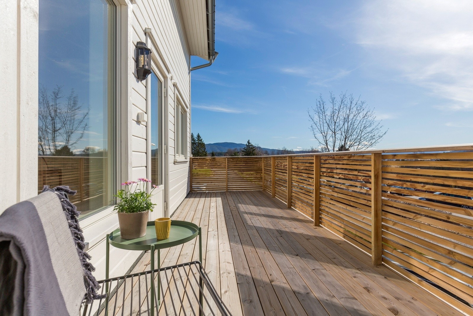 Fra stuen er det utgang til en romslig og solrik veranda på 12 kvm med flott utsikt. Galleribilde