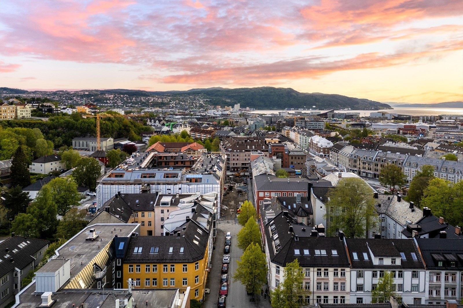Det er en stor felles bakgård i sameiet hvor man kan nyte godværsdagene. Galleribilde