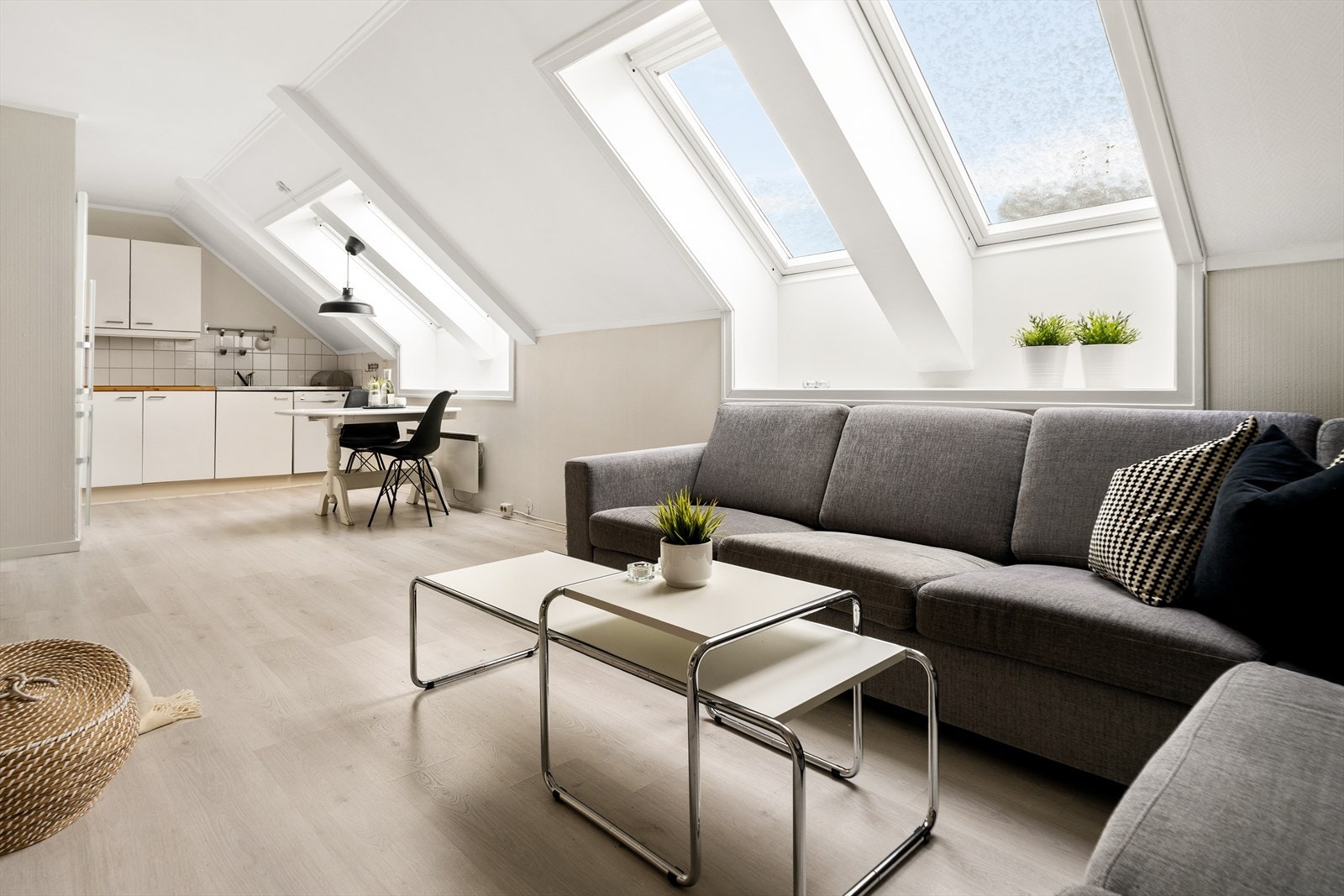 Innvendig oppleves boligen som luftig og tiltalende med store takvindu. Galleribilde