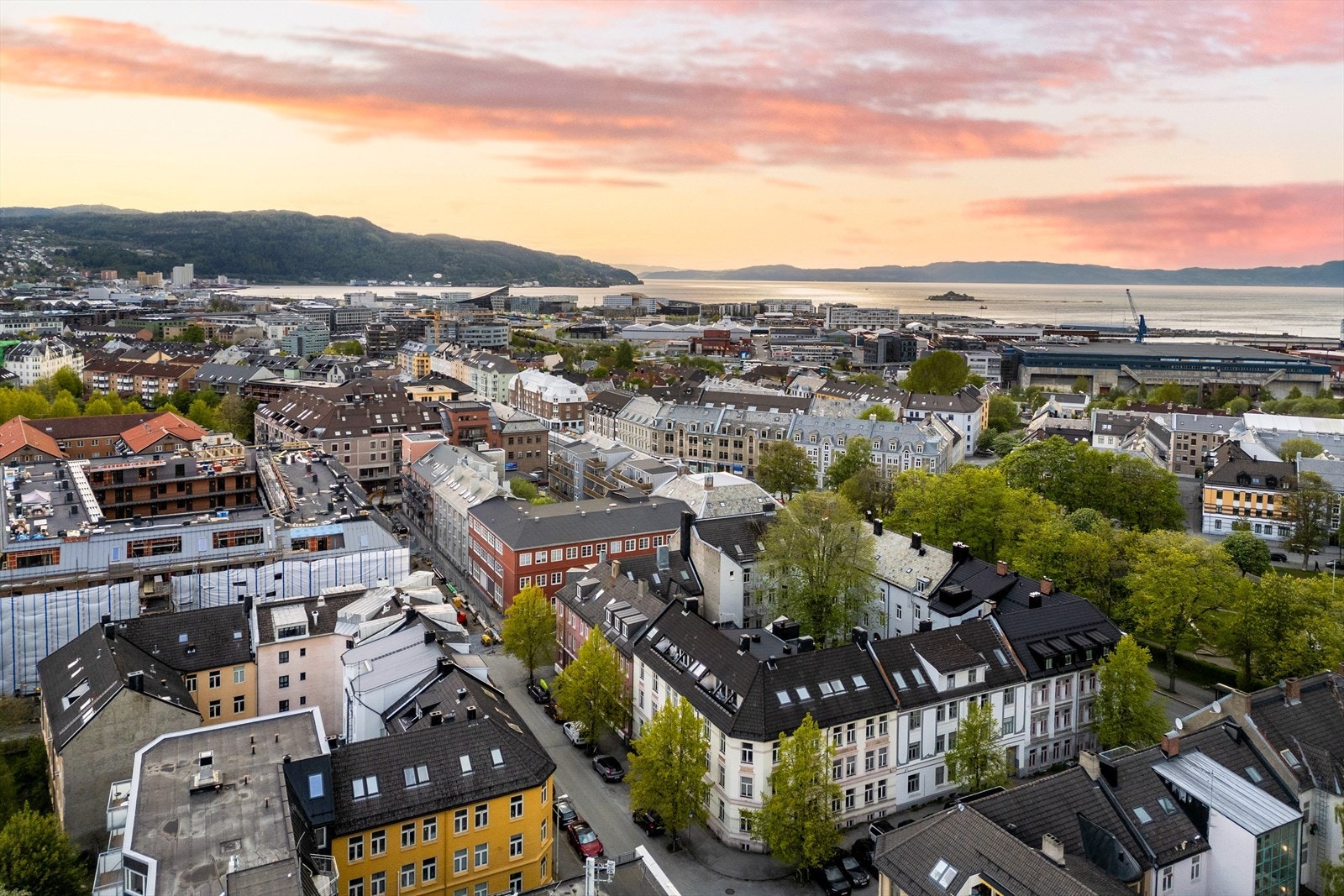 Leiligheten har en tilbaketrukket, men svært gunstig beliggenhet mtp avstander til sentrumsfasiliteter, dagligvarebutikker og kollektiv transport. Galleribilde