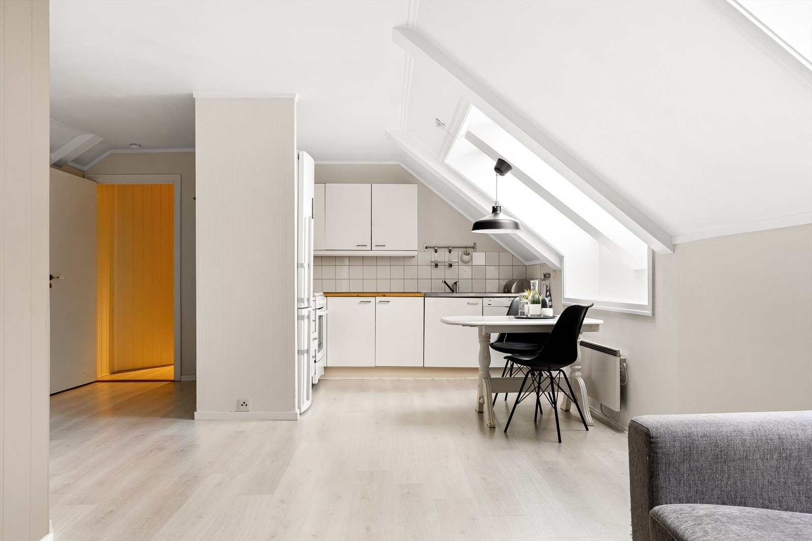 Leiligheten inneholder entré, stue, kjøkken, bad og to soverom. Galleribilde