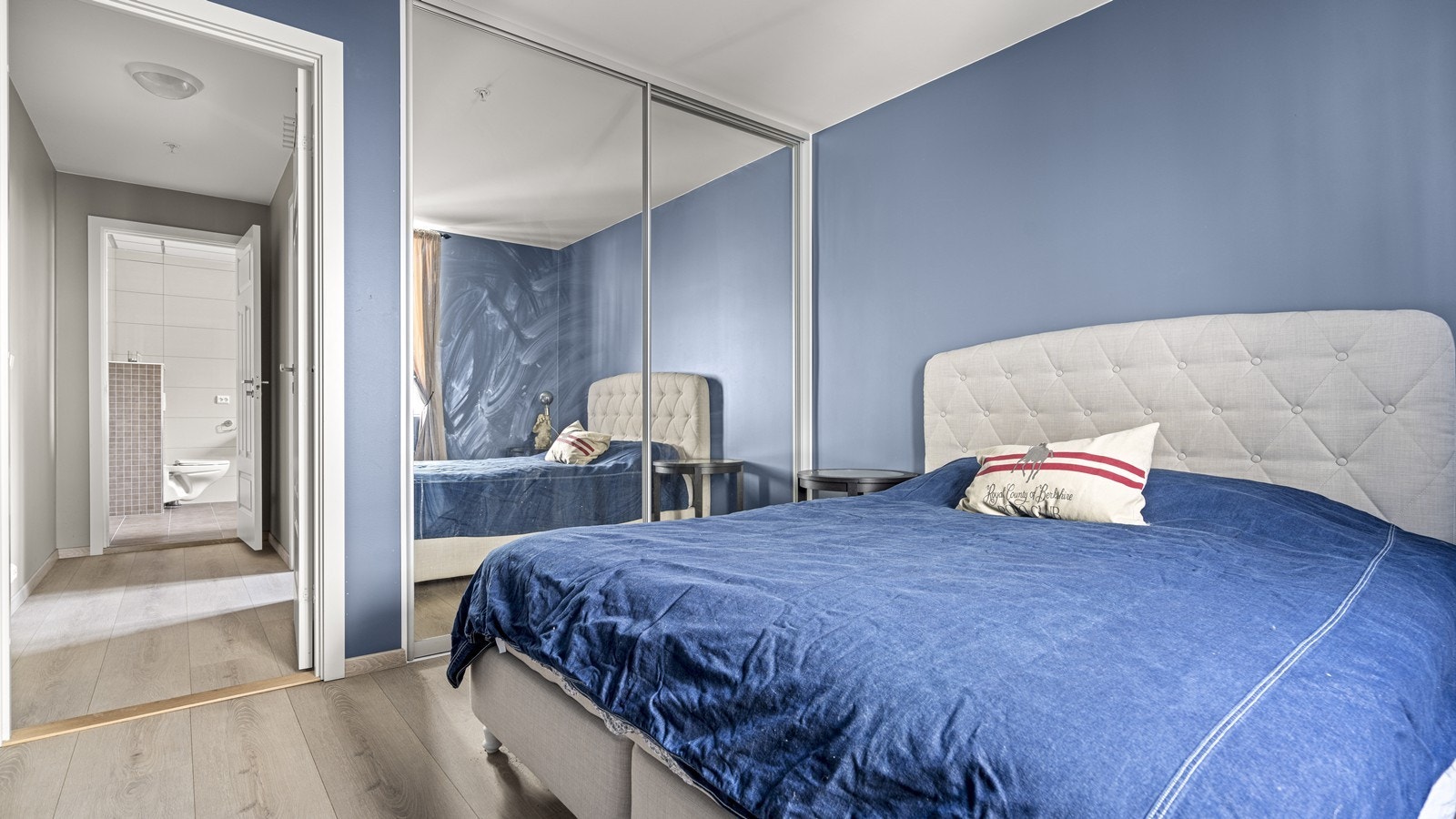 God lagring i stor skyvedørsgarderobe med speilfront Galleribilde