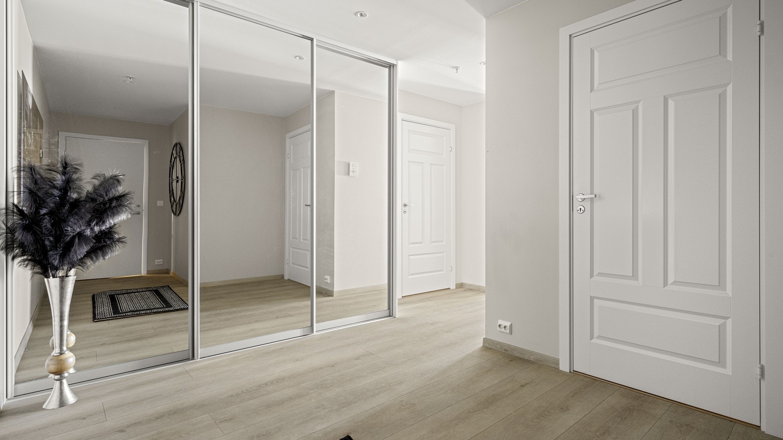 God lagring i stor skyvedørsgarderobe og innvendig bod Galleribilde