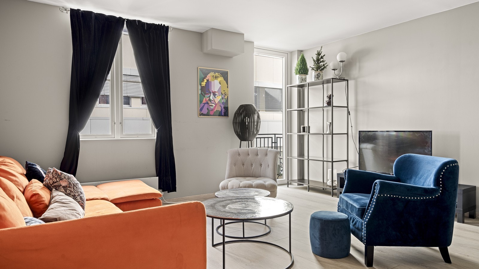 I stuen er det god plass til sofa, bord og tv med tilhørende møblement Galleribilde