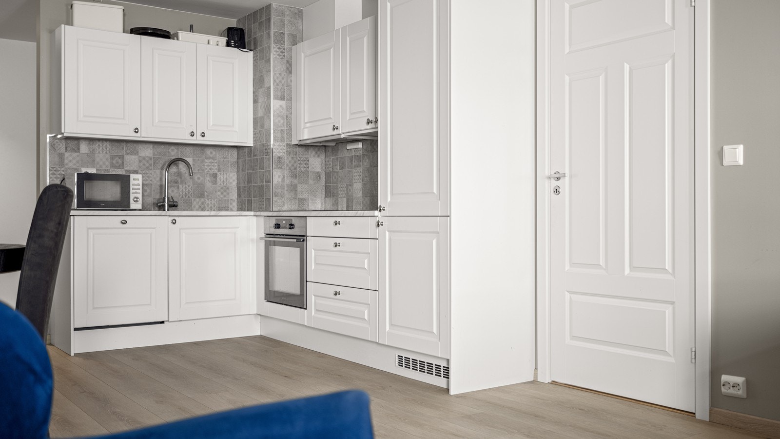 Lyst og fint kjøkken med profilerte fronter og integrerte hvitevarer Galleribilde