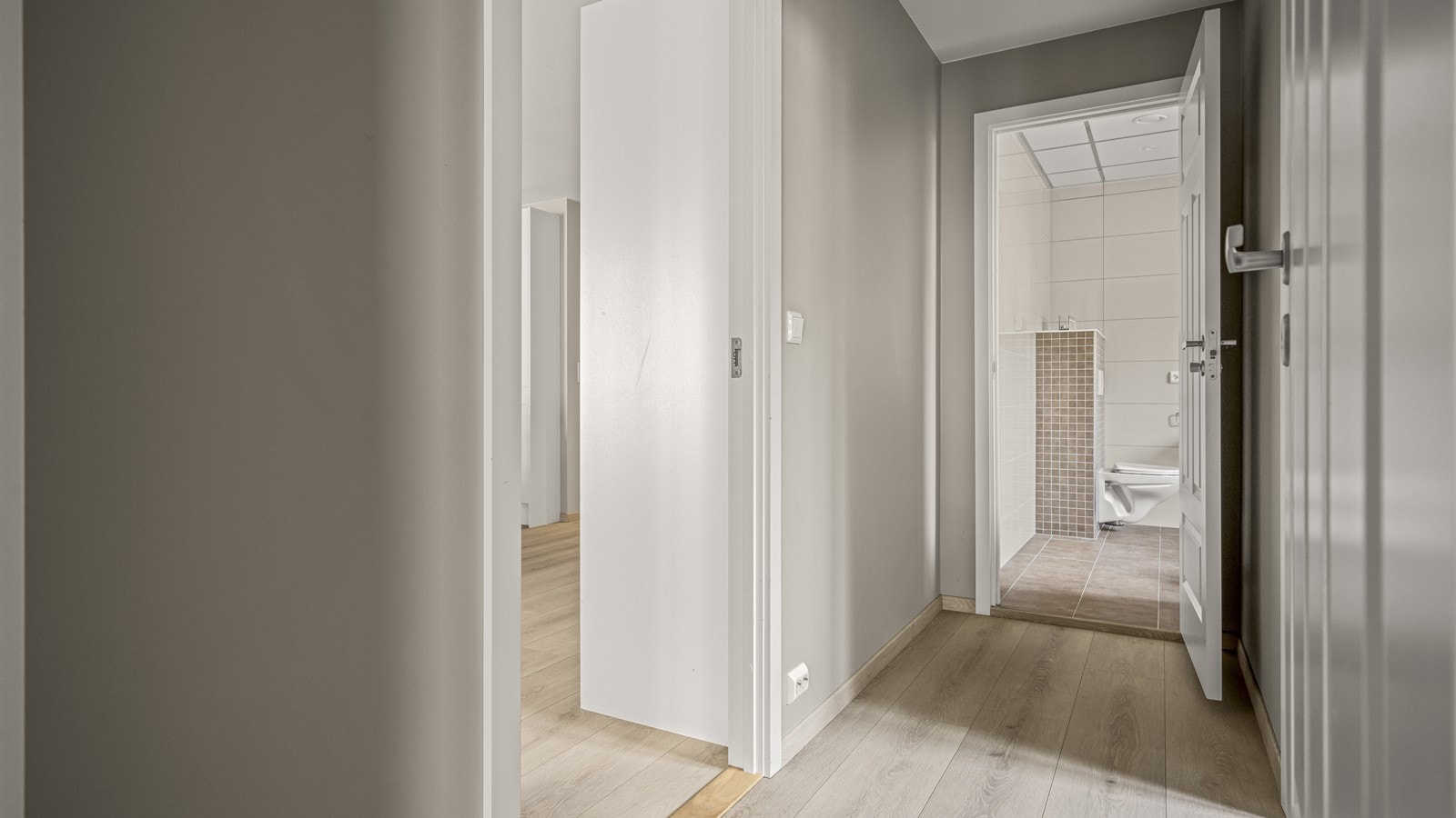 Fra stuen er det adkomst til en gang som går videre til begge soverommene og badet Galleribilde