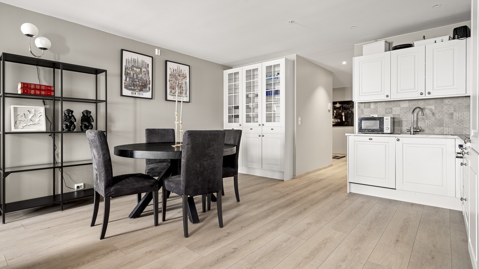 Ved kjøkkenet er det god plass til spisegruppe Galleribilde