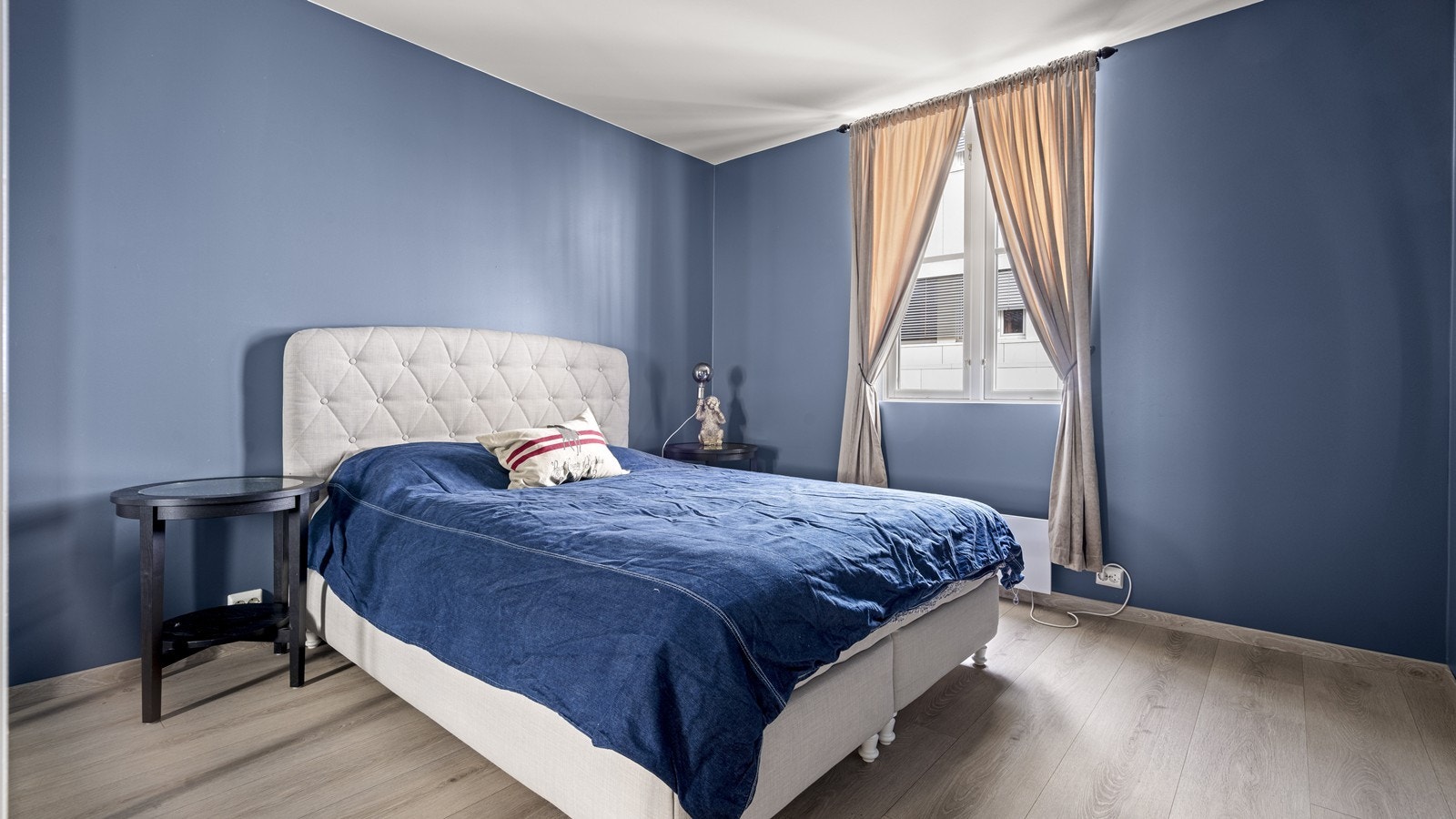 Hovedsoverommet er av fin størrelse og har god plass til dobbeltseng med nattbord Galleribilde