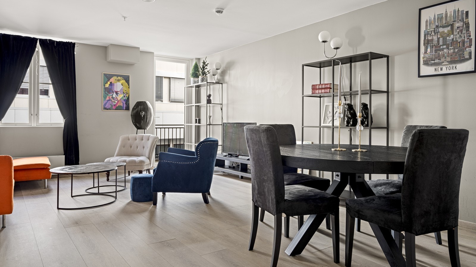 Leiligheten fremstår moderne og delikat med tidsriktige fargevalg og flott en-stavs laminat Galleribilde