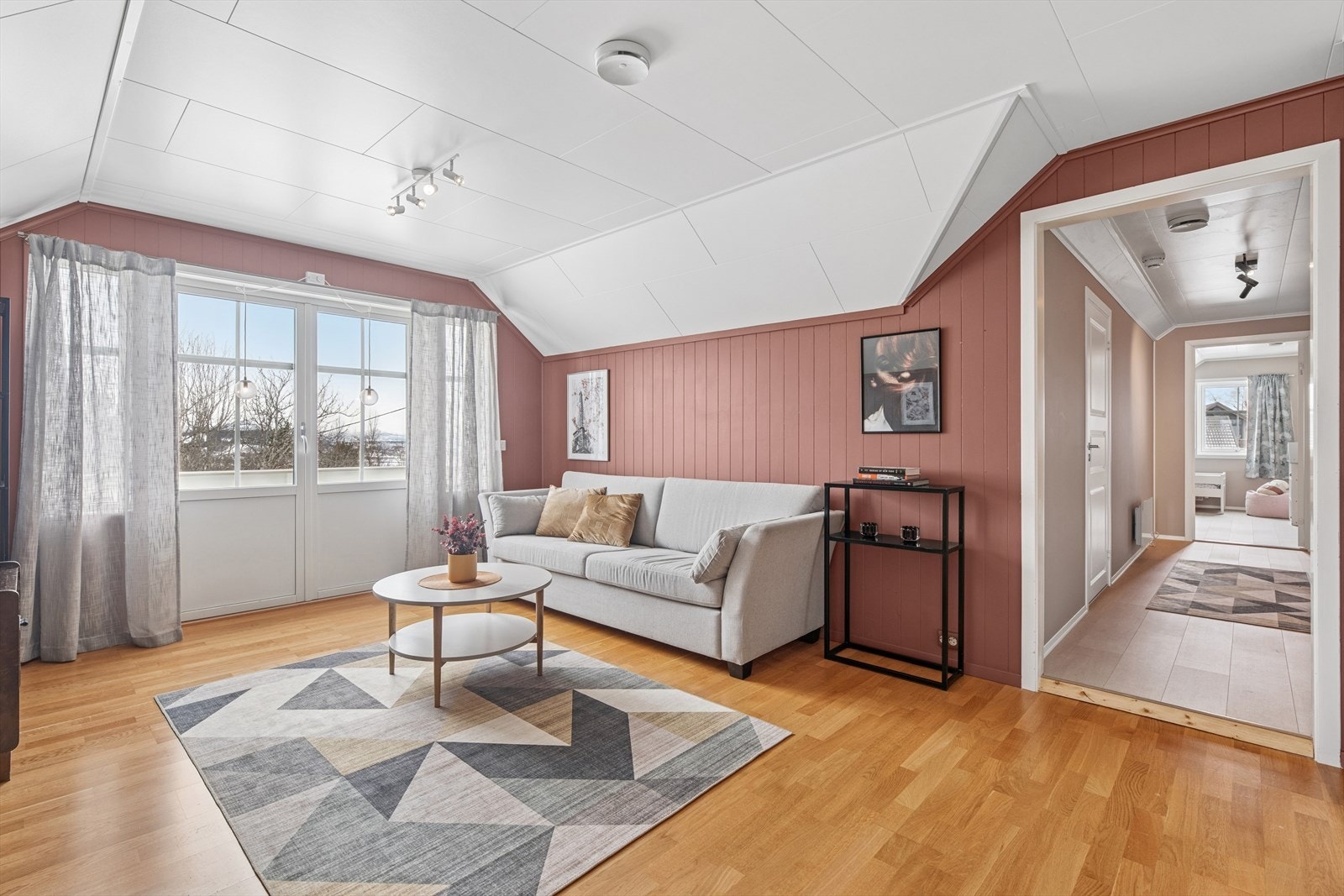 Man har i tillegg en koselig loftstue med god plass til sofagruppe. Galleribilde