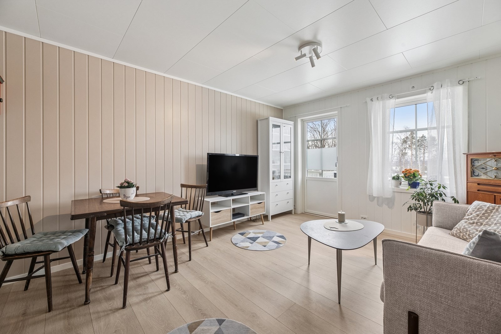 Stuen og kjøkkenet er i åpen løsning med plass til spisebord mellom sonene. Galleribilde
