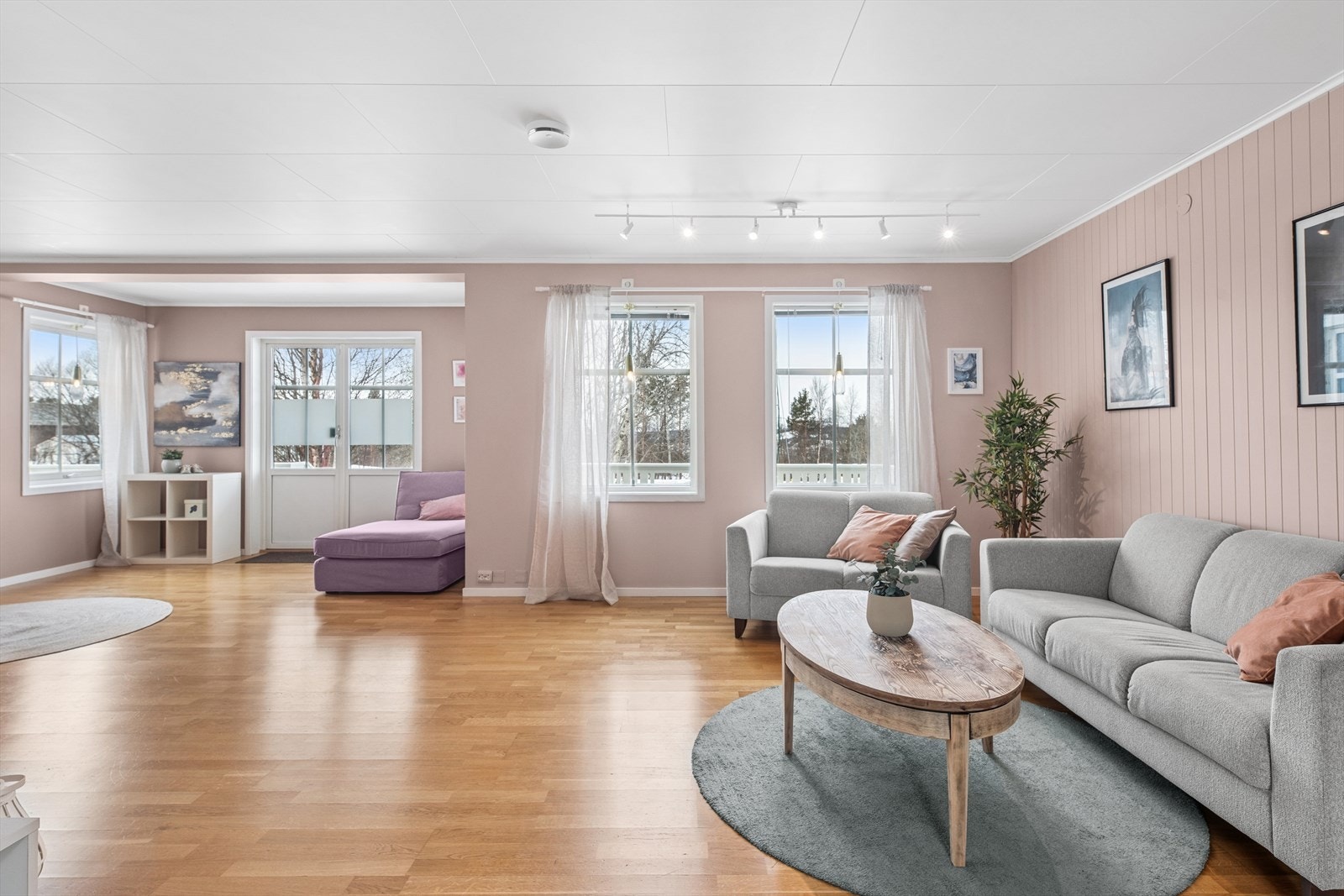 Stuen har mange møbleringsmuligheter. Galleribilde